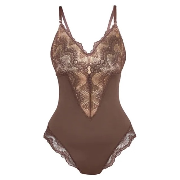 Plus Size Lace bodysuit with adjustable straps Size 3XL - Picture 3 of 14